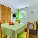 2-bdr With Shared Garden 3 Min Walk To
