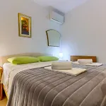 2-bdr With Shared Garden 3 Min Walk To Split