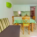 2-bdr With Shared Garden 3 Min Walk To *