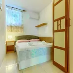 2-bdr With Shared Garden 3 Min Walk To Apartman *