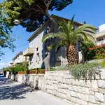 2-bdr With Shared Garden 3 Min Walk To *