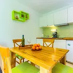 2-bdr With Shared Garden 3 Min Walk To *