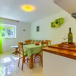 2-bdr With Shared Garden 3 Min Walk To Apartman *