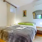2-bdr With Shared Garden 3 Min Walk To