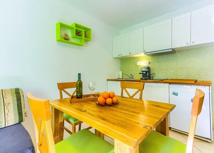 2-bdr With Shared Garden 3 Min Walk To سبليت