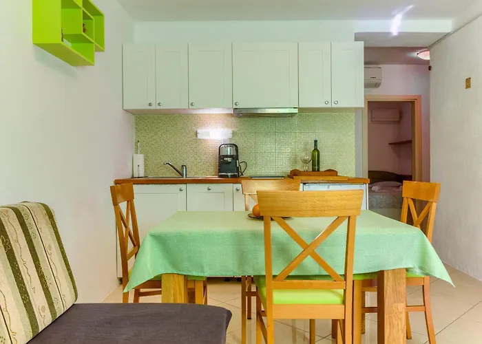 2-bdr With Shared Garden 3 Min Walk To شقة *