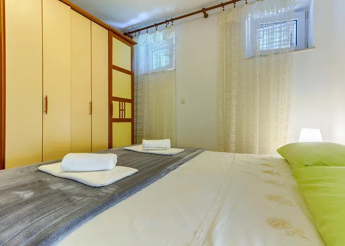 2-bdr With Shared Garden 3 Min Walk To سبليت