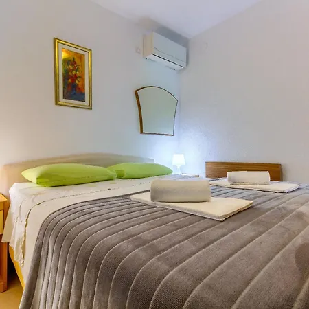 2-bdr With Shared Garden 3 Min Walk To 스플리트