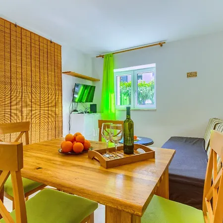 2-bdr With Shared Garden 3 Min Walk To Apartment