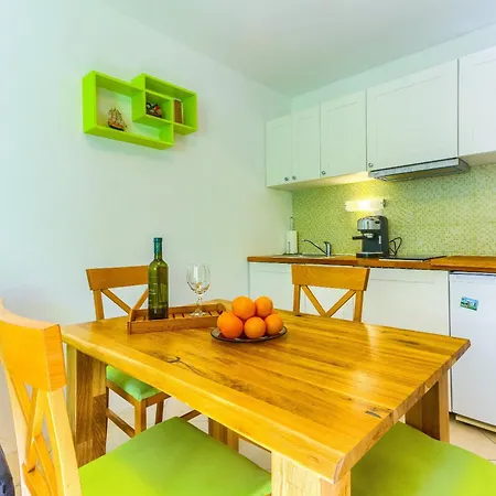 2-bdr With Shared Garden 3 Min Walk To 스플리트