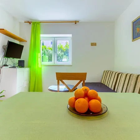 아파트 2-bdr With Shared Garden 3 Min Walk To *