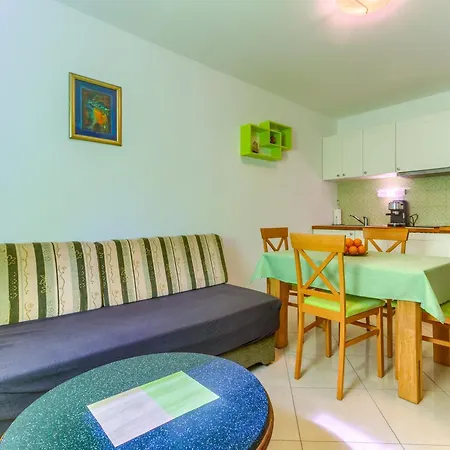 2-bdr With Shared Garden 3 Min Walk To Apartment