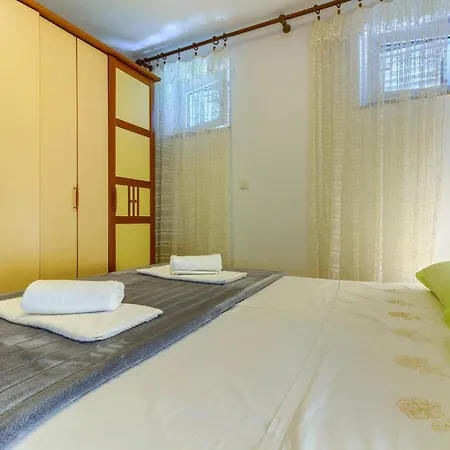 2-bdr With Shared Garden 3 Min Walk To 스플리트