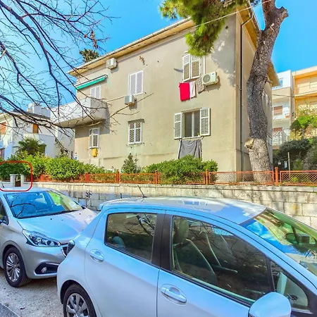 2-bdr With Shared Garden 3 Min Walk To Apartment *