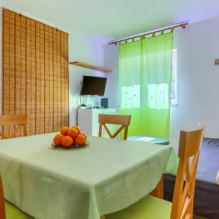 2-bdr With Shared Garden 3 Min Walk To 스플리트