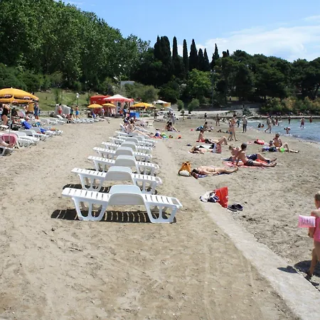 2-bdr With Shared Garden 3 Min Walk To