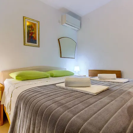 2-bdr With Shared Garden 3 Min Walk To 스플리트