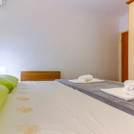 아파트 2-bdr With Shared Garden 3 Min Walk To 스플리트