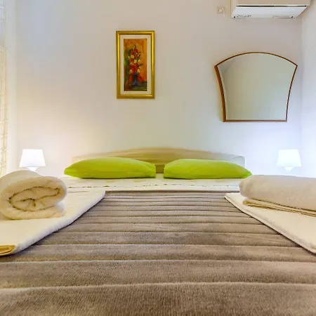 아파트 2-bdr With Shared Garden 3 Min Walk To 스플리트