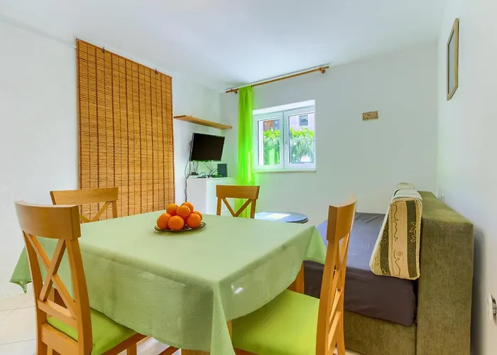 2-bdr With Shared Garden 3 Min Walk To