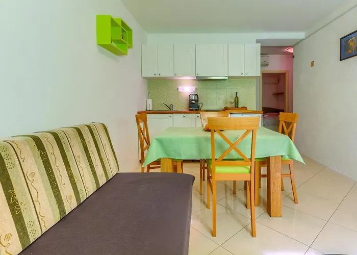 2-bdr With Shared Garden 3 Min Walk To *