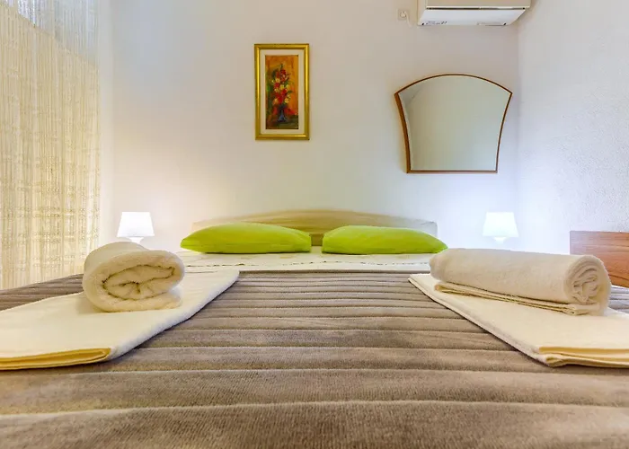 2-bdr With Shared Garden 3 Min Walk To