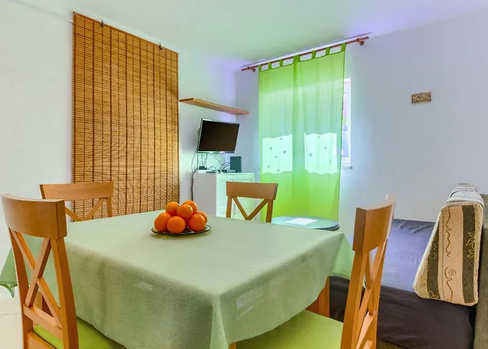 2-bdr With Shared Garden 3 Min Walk To *