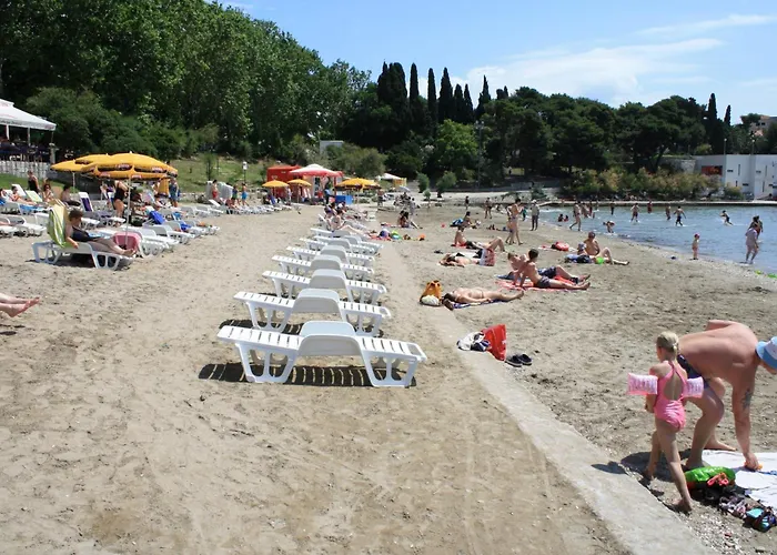 2-bdr With Shared Garden 3 Min Walk To