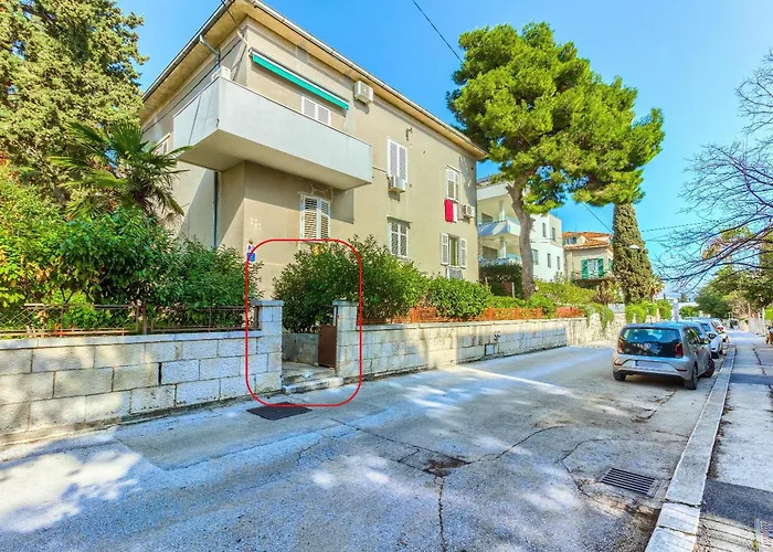 2-bdr With Shared Garden 3 Min Walk To