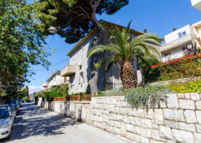 2-bdr With Shared Garden 3 Min Walk To *