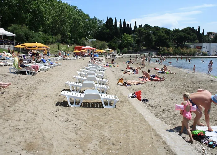 2-bdr With Shared Garden 3 Min Walk To