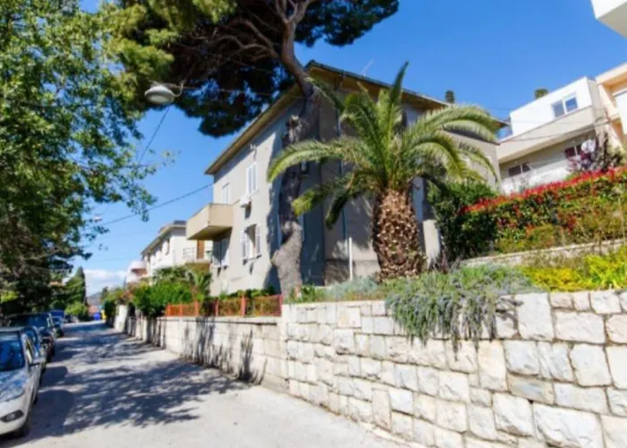 2-bdr With Shared Garden 3 Min Walk To