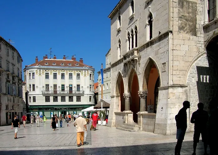 2-bdr With Shared Garden 3 Min Walk To * Split