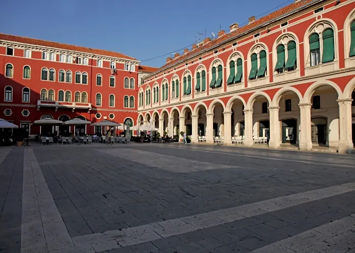 2-bdr With Shared Garden 3 Min Walk To *