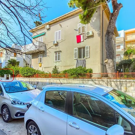 2-bdr With Shared Garden 3 Min Walk To דירה *