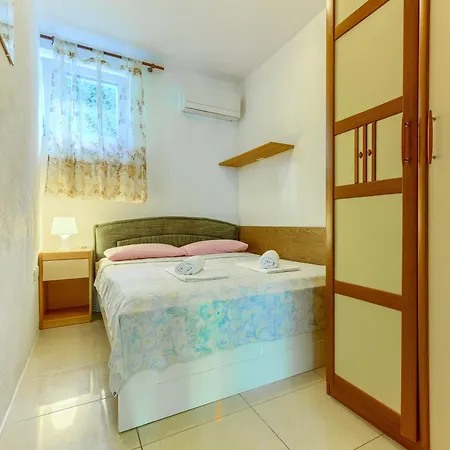 2-bdr With Shared Garden 3 Min Walk To דירה *