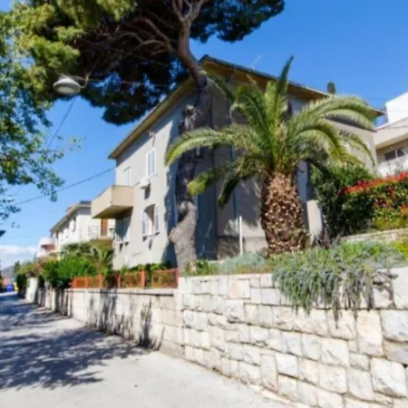 2-bdr With Shared Garden 3 Min Walk To *