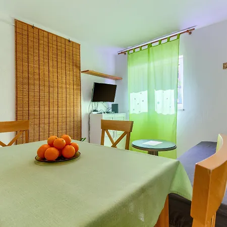 2-bdr With Shared Garden 3 Min Walk To