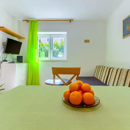 2-bdr With Shared Garden 3 Min Walk To דירה