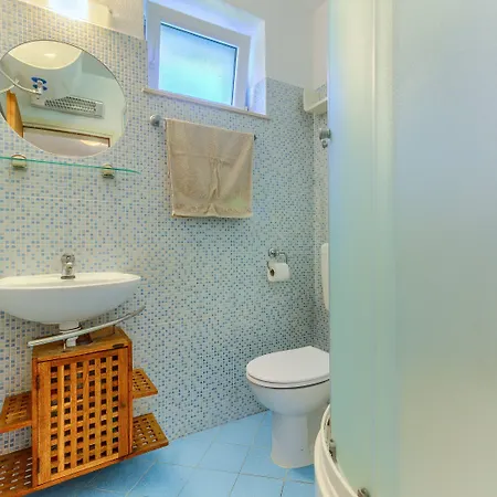 2-bdr With Shared Garden 3 Min Walk To דירה