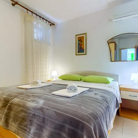 2-bdr With Shared Garden 3 Min Walk To