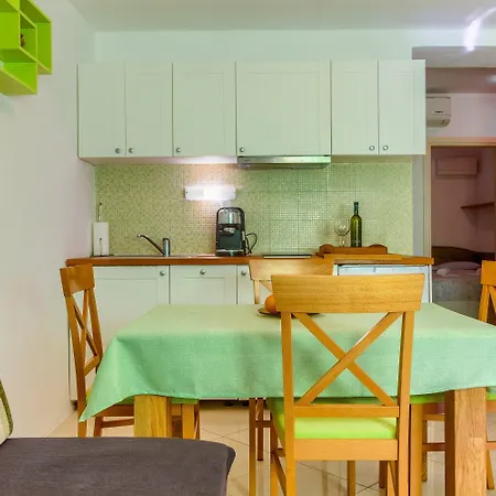 2-bdr With Shared Garden 3 Min Walk To דירה *